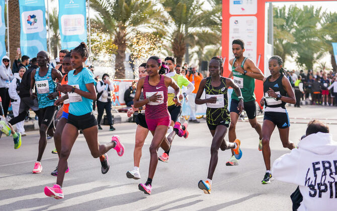 ناس يركضون في ماراثون الرياض