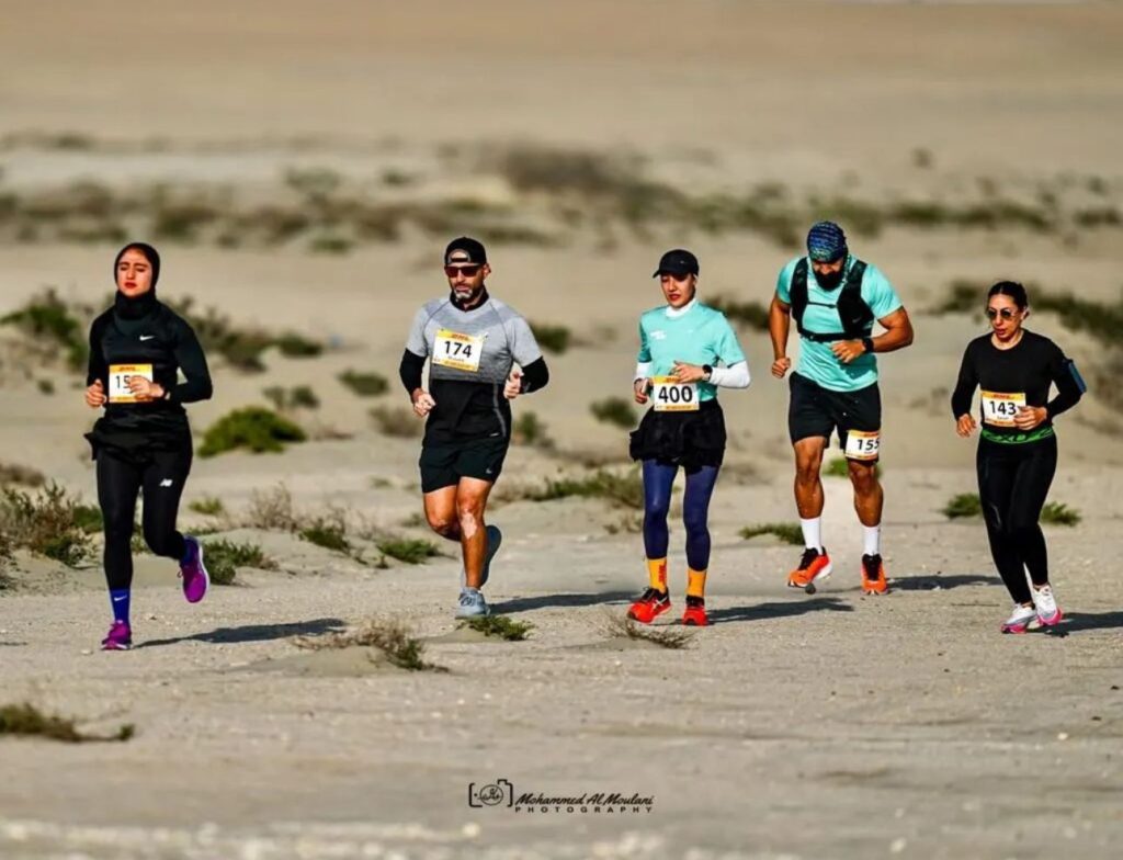 الناس يركضون في ماراثون كروس آيلاند