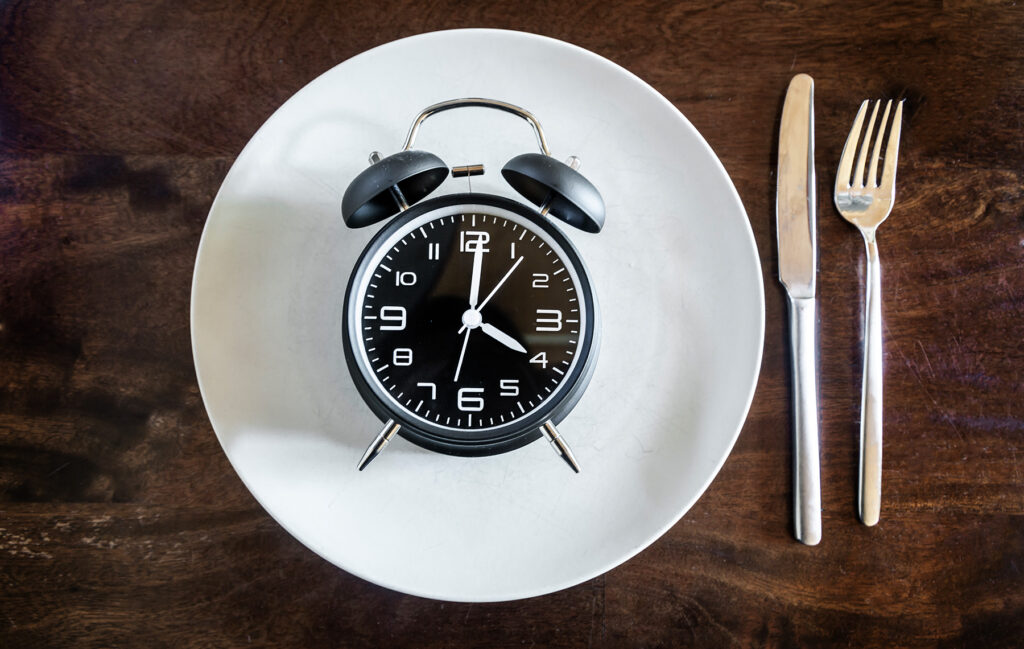 A platter with a clock on it that indicates when you're about to eat