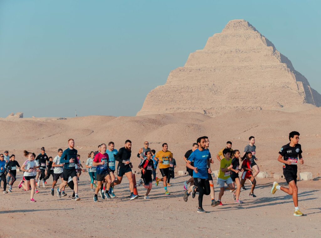 أشخاص يركضون في سباق هرم سقارة